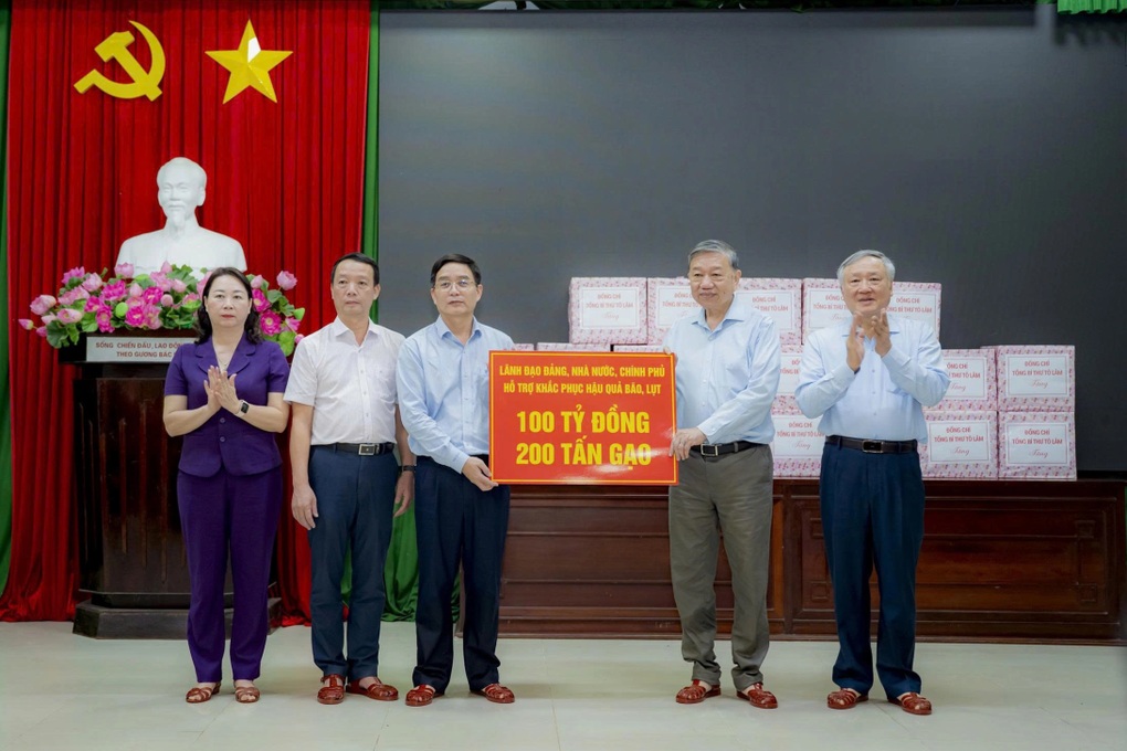 الأمين العام تو لام يزور ضحايا الفيضانات في مدينة هوي ويقدم لهم الهدايا - 3 Tổng Bí thư Tô Lâm thăm, tặng quà người dân vùng lũ tại thành phố Huế - 3