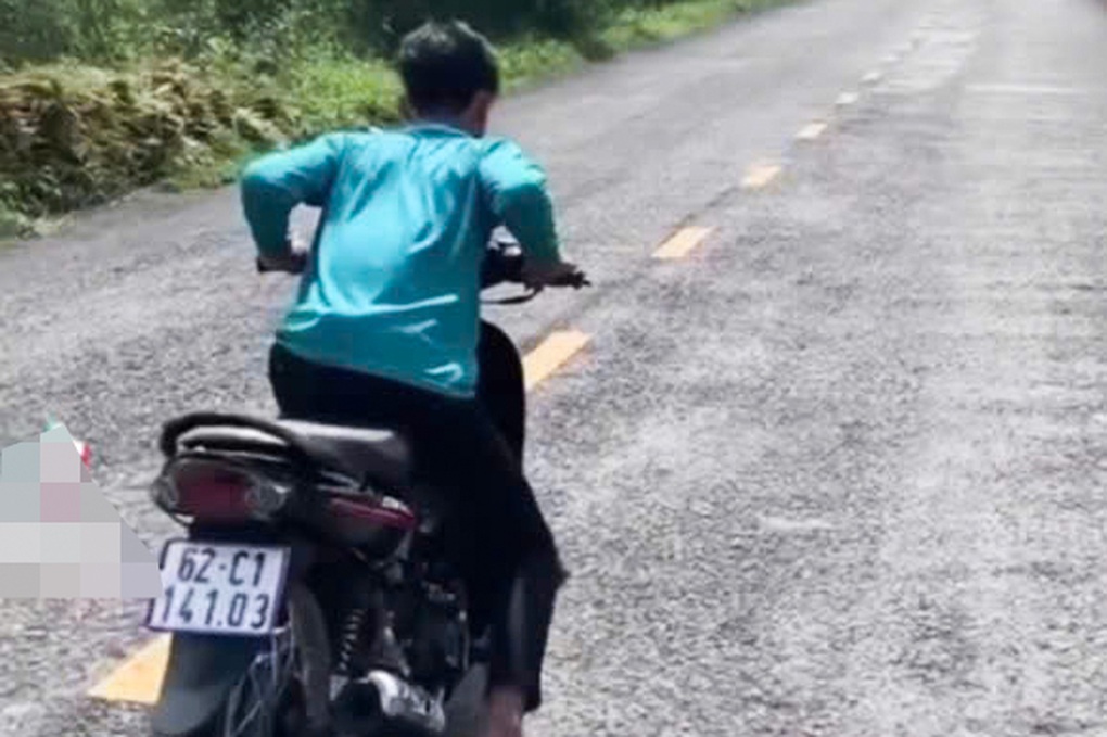 Tịch thu phương tiện của thiếu niên 16 tuổi bốc đầu xe máy ở Tây Ninh - 1