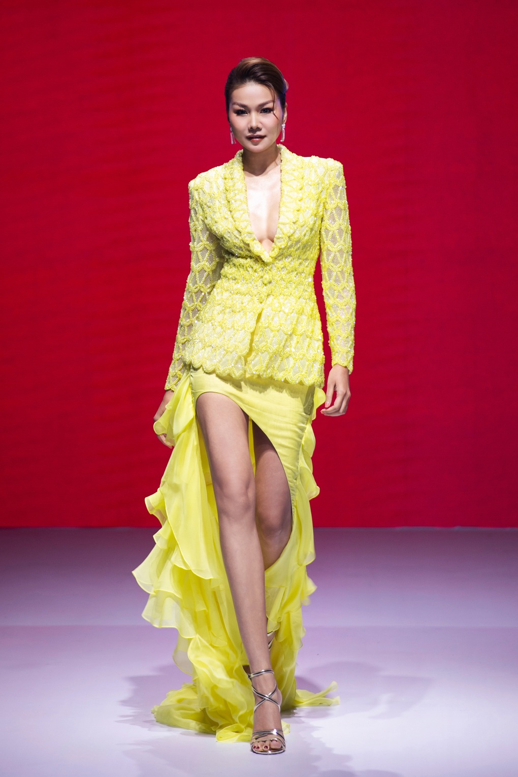 Thanh Hằng trở lại ghế nóng, nói về thái độ người mẫu trong show thực tế - 1 Thanh Hằng trở lại ghế nóng, nói về thái độ người mẫu trong show thực tế - 1