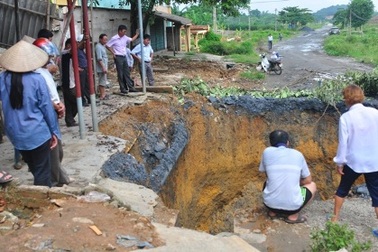 Hàng trăm hộ dân điêu đứng vì “hố tử thần”