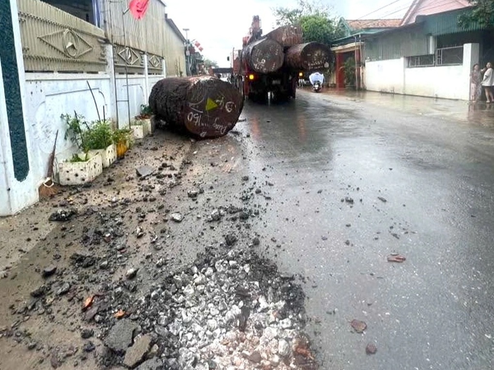 Người phụ nữ bỏ xe, đu cổng nhà dân tránh khối gỗ cả tấn rơi từ ô tô tải - 1 Người phụ nữ bỏ xe, đu cổng nhà dân tránh khối gỗ cả tấn rơi từ ô tô tải - 1