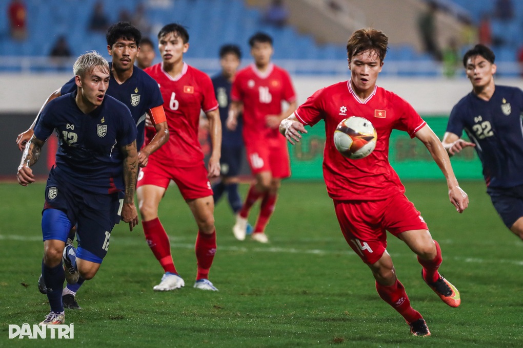 HLV Kim Sang Sik: Cầu thủ Việt Nam chưa đủ thể trạng để thi đấu 90 phút - 2 HLV Kim Sang Sik: Cầu thủ Việt Nam chưa đủ thể trạng để thi đấu 90 phút - 2