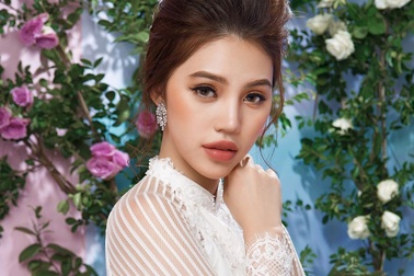 Hoa hậu “Hội con nhà giàu Việt” Jolie Nguyễn đẹp thướt tha trong tà áo dài