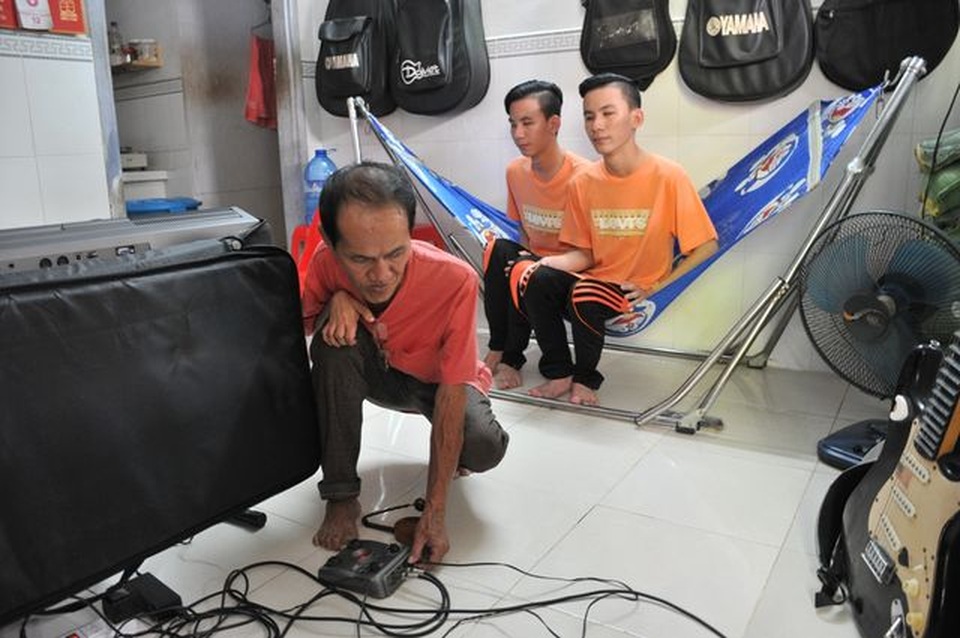 Được bạn đọc nâng phím đàn, anh em song sinh mù loà bất ngờ đoạt Huy chương vàng - 6 Được bạn đọc nâng phím đàn, anh em song sinh mù loà bất ngờ đoạt Huy chương vàng - 6