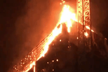 Tòa tháp chọc trời Ba Lan bốc cháy “phừng phừng” như ngọn đuốc trong đêm