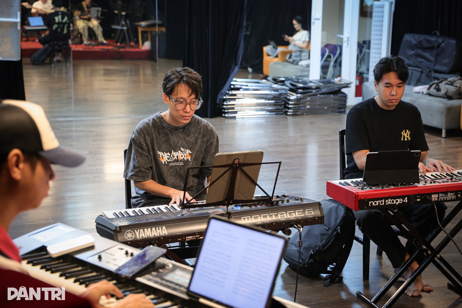 Concert Rực rỡ ngày mới: Đón chờ màn song ca Bùi Công Nam và Hương Tràm - 12 Concert Rực rỡ ngày mới: Đón chờ màn song ca Bùi Công Nam và Hương Tràm - 12