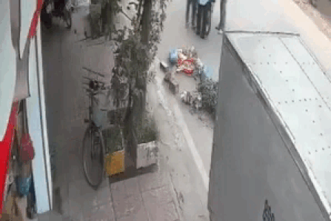 Xe taxi mất lái lao thẳng vào nhóm người đứng bên đường