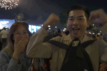 Người dân reo hò khi pháo hoa tung bay trên bầu trời TPHCM