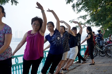 Người Hà Nội "luyện sức" ven Hồ Tây