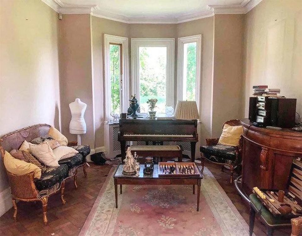 Bí ẩn căn biệt thự bỏ hoang nhiều năm, bên trong toàn hàng hiệu đắt đỏ - 1 Bí ẩn căn biệt thự bỏ hoang nhiều năm, bên trong toàn hàng hiệu đắt đỏ - 1