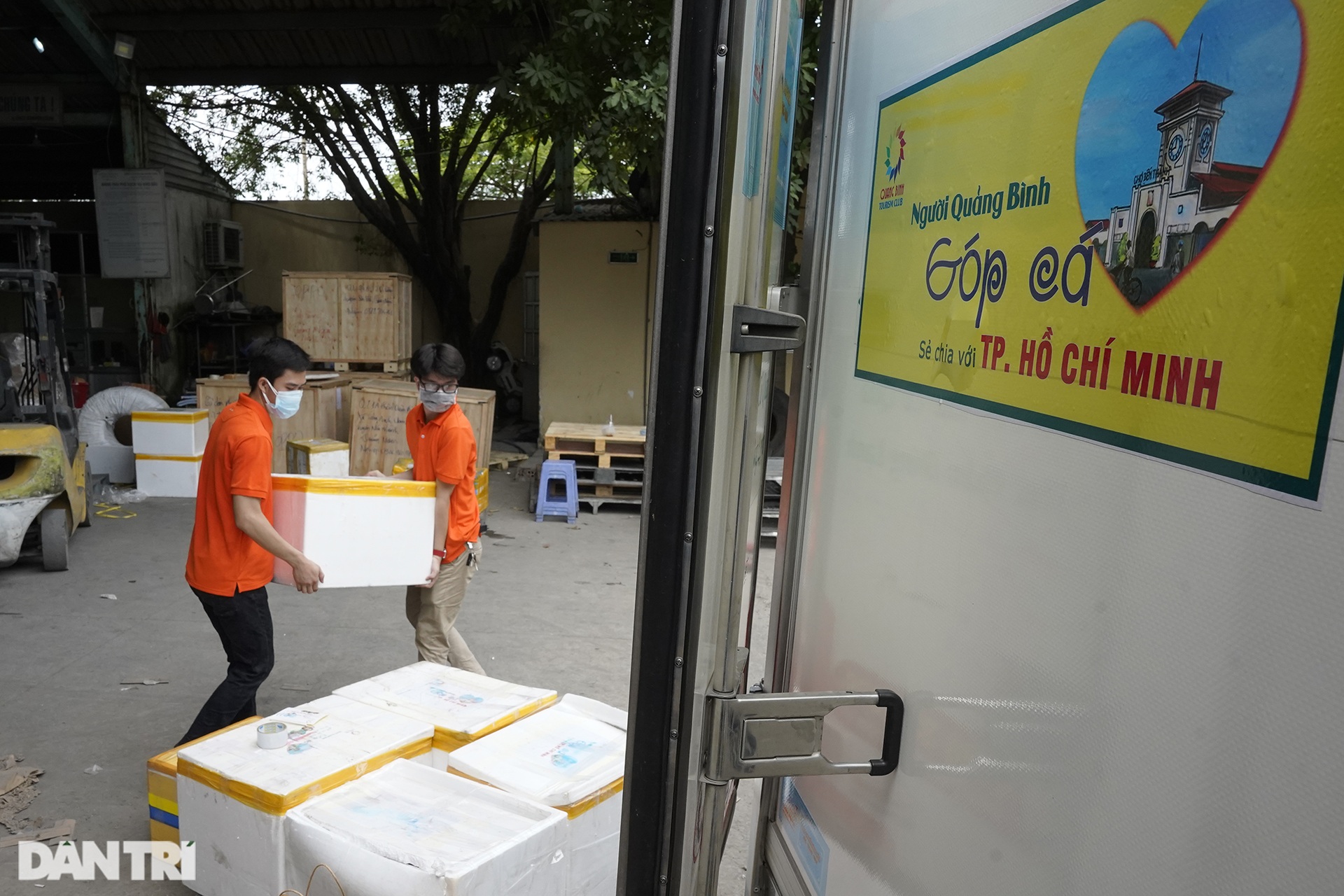 Người dân Quảng Bình góp hàng tấn cá tôm gửi các bếp ăn chống dịch ở TPHCMM - 1