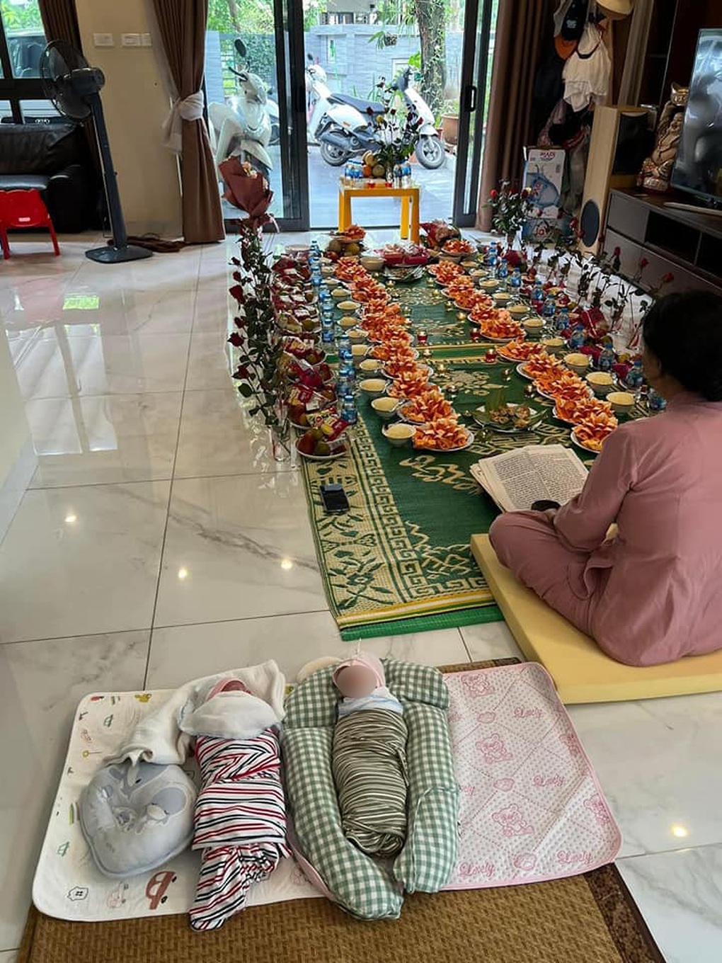 Chuyện xúc động về người phụ nữ nhận nuôi 2 bé gái bị bỏ rơi ở Hà Nội - 2 Chuyện xúc động về người phụ nữ nhận nuôi 2 bé gái bị bỏ rơi ở Hà Nội - 2