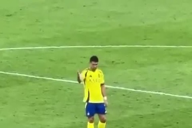 Hành động vô cùng khó hiểu của C.Ronaldo sau khi bị loại