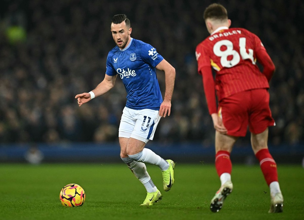 Everton khiến Liverpool tuột chiến thắng ở phút bù giờ, 3 thẻ đỏ vì xô xát - 1