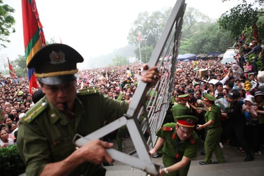 10 phút "thót tim" chứng kiến biển người tràn lên núi Nghĩa Lĩnh