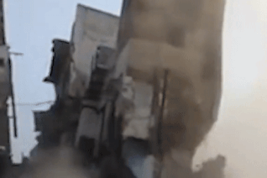 Xem ngôi nhà 3 tầng bất ngờ đổ sập bởi... hàng ngàn con chuột