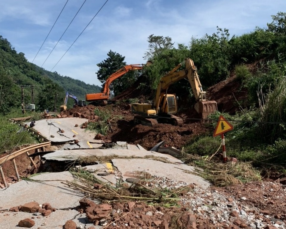 Trắng đêm chong đèn khắc phục hàng chục điểm sạt lở nghiêm trọng - 2 Trắng đêm chong đèn khắc phục hàng chục điểm sạt lở nghiêm trọng - 2
