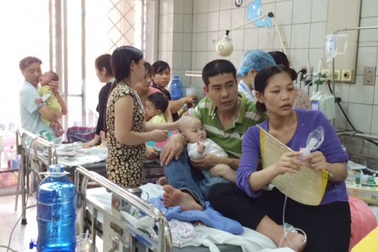 Khám triền miên đến 11h đêm vì quá tải bệnh nhi