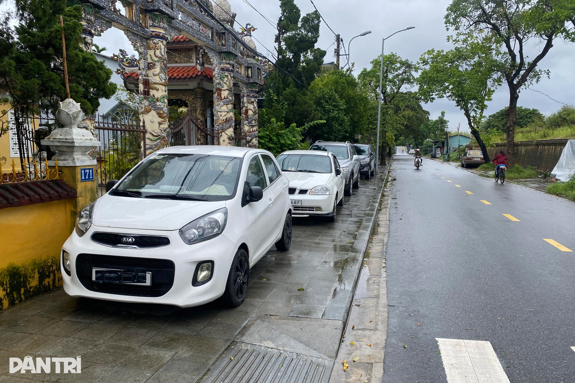 Hàng trăm ô tô đậu kín các điểm công cộng, vỉa hè để tránh lụt - 7 Hàng trăm ô tô đậu kín các điểm công cộng, vỉa hè để tránh lụt - 7