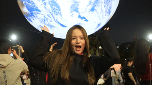 Biển người đội mưa check-in Trái Đất khổng lồ bên hồ Tây