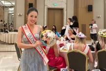 Thí sinh Hoa hậu Hoàn cầu thích thú với chiếc nón lá của đại diện Việt Nam