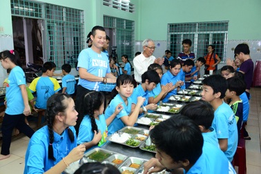 Trẻ cơ nhỡ không chỉ cần cơm no áo ấm