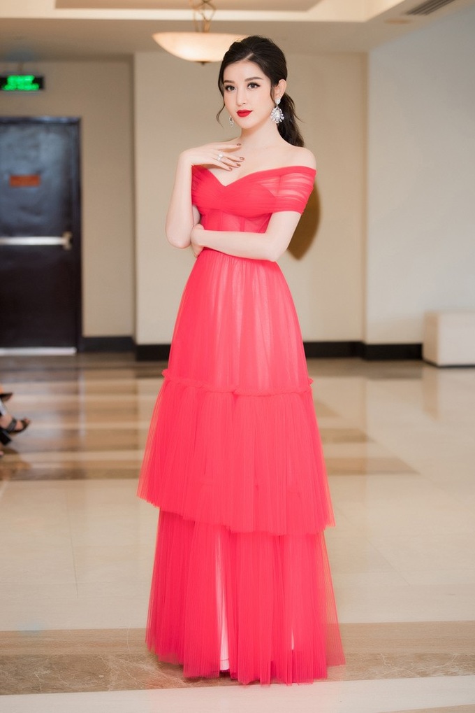Tường San-Huyền My khoe vai trần nuột nà, Đỗ Mỹ Linh diện váy xẻ táo bạo - Ảnh 9. Tường San-Huyền My khoe vai trần nuột nà, Đỗ Mỹ Linh diện váy xẻ táo bạo - Ảnh 9.