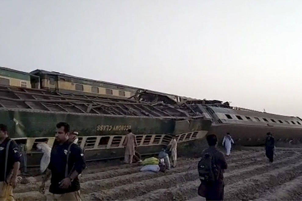 Hai tàu chở trên 1.000 khách đâm nhau kinh hoàng ở Pakistan, 35 người chết - 9