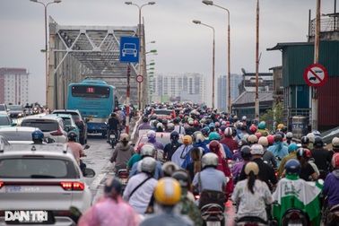 Cấm cầu Long Biên, hàng nghìn phương tiện nối đuôi nhau đi cầu Chương Dương