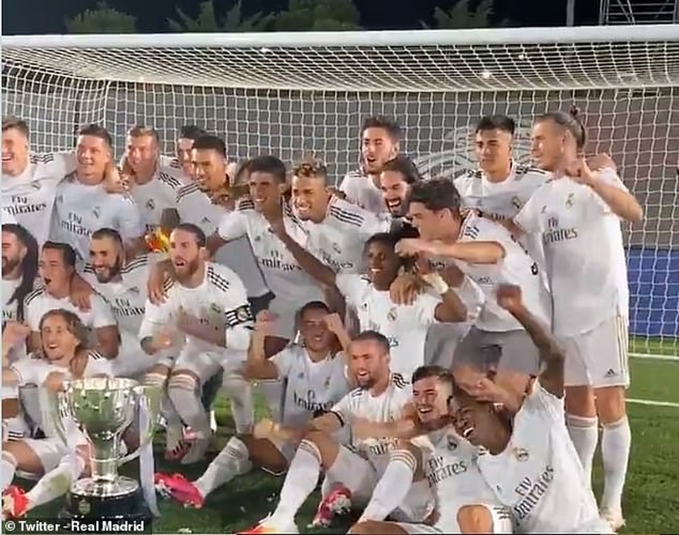 Real Madrid vô địch, Gareth Bale gượng gạo ăn mừng cùng đồng đội - 1 Real Madrid vô địch, Gareth Bale gượng gạo ăn mừng cùng đồng đội - 1