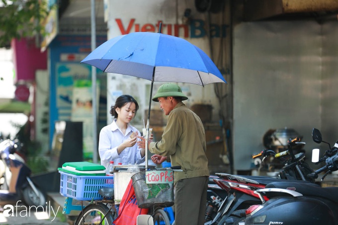 Người lao động tại Hà Nội vất vả tìm mọi nơi, thử mọi cách để trốn cái nắng cao điểm nhất mùa Hè - Ảnh 4.