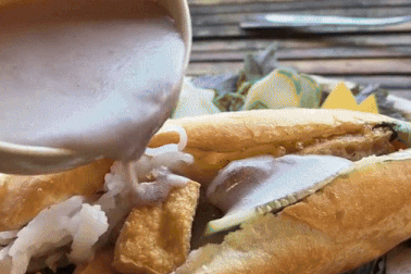 Khách Đức bạo miệng ăn thử bánh mì chấm cùng mắm tôm, người Việt "hết hồn"