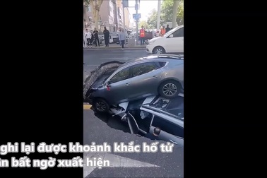 Hố tử thần bất ngờ xuất hiện, nuốt chửng 2 ô tô trên đường
