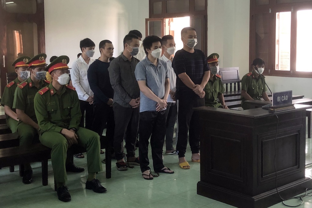 Nhóm thanh niên mua bán súng và hàng trăm viên đạn lĩnh án tù - 1 Nhóm thanh niên mua bán súng và hàng trăm viên đạn lĩnh án tù - 1