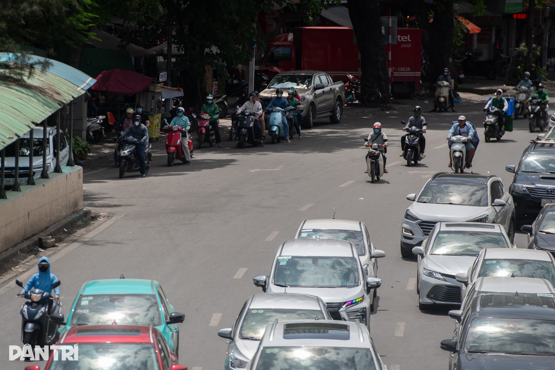 Nhiều phương tiện núp bóng râm, vượt đèn đỏ để tránh nắng nóng gay gắt - 3 Nhiều phương tiện núp bóng râm, vượt đèn đỏ để tránh nắng nóng gay gắt - 3
