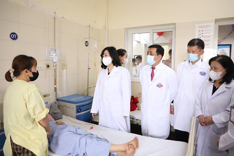 Bộ trưởng Bộ Y tế tặng quà bệnh nhi ung thư - 1 Bộ trưởng Bộ Y tế tặng quà bệnh nhi ung thư - 1