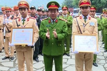 Khen thưởng CSGT truy bắt nhóm thanh niên đánh võng, rú còi trên đường