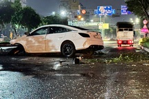 Ô tô MG văng đầu máy sau tai nạn ở TPHCM, đôi nam nữ mắc kẹt