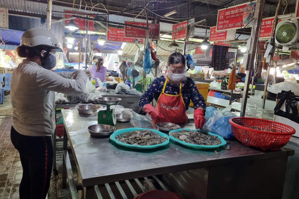Tiểu thương Đà Nẵng mặc đồ bảo hộ kín mít, chỉ bán cho đại diện tổ dân phố - 2 Tiểu thương Đà Nẵng mặc đồ bảo hộ kín mít, chỉ bán cho đại diện tổ dân phố - 2