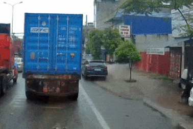 “Mưa gạch đá” cho tài xế phóng nhanh, tạt ướt hết người bên đường