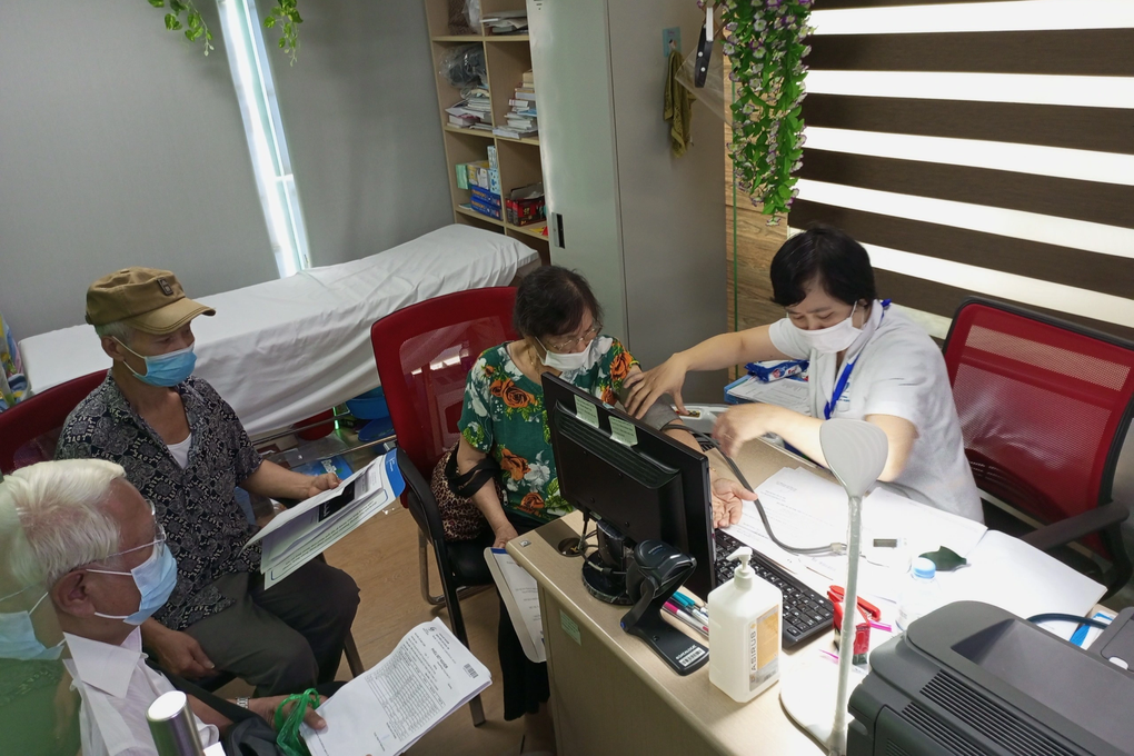 Nắng nóng 40 độ C, nhiều người Hà Nội phải nhập viện cấp cứu, thở máy - 2 Nắng nóng 40 độ C, nhiều người Hà Nội phải nhập viện cấp cứu, thở máy - 2