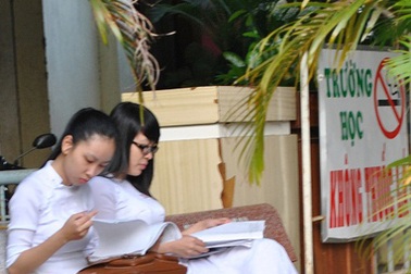 Thí sinh hoàn thành bài thi Văn