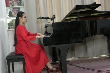 Anh Thư vừa đệm đàn vừa hát