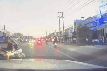 Được ô tô nhường đường, người phụ nữ đi xe máy vẫn gây tai nạn kinh hoàng