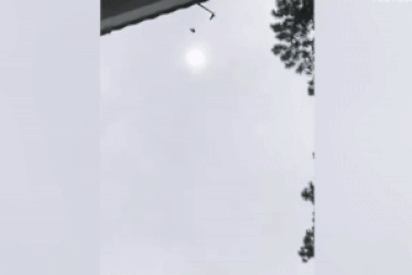 Clip: Trực thăng thả lợn rơi trúng... bể bơi trong villa nghỉ dưỡng nhà triệu phú