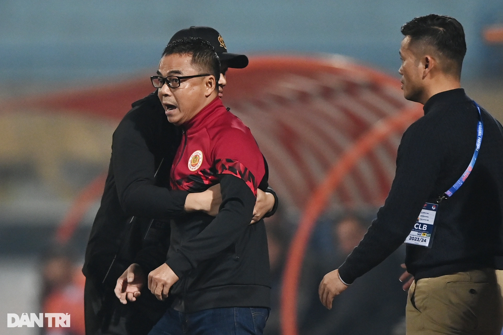 Trenér Tran Tien Dai dostal návrh na pokutu za rvačku s rozhodčím - 1 HLV Trần Tiến Đại bị đề nghị phạt nguội vì xô xát trọng tài - 1
