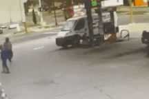 Kinh hoàng hình ảnh xe cứu hỏa bị đâm văng, gây cháy cây xăng