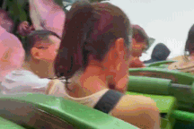 Nhóm du khách bị kẹt trên tàu lượn siêu tốc giữa trời mưa