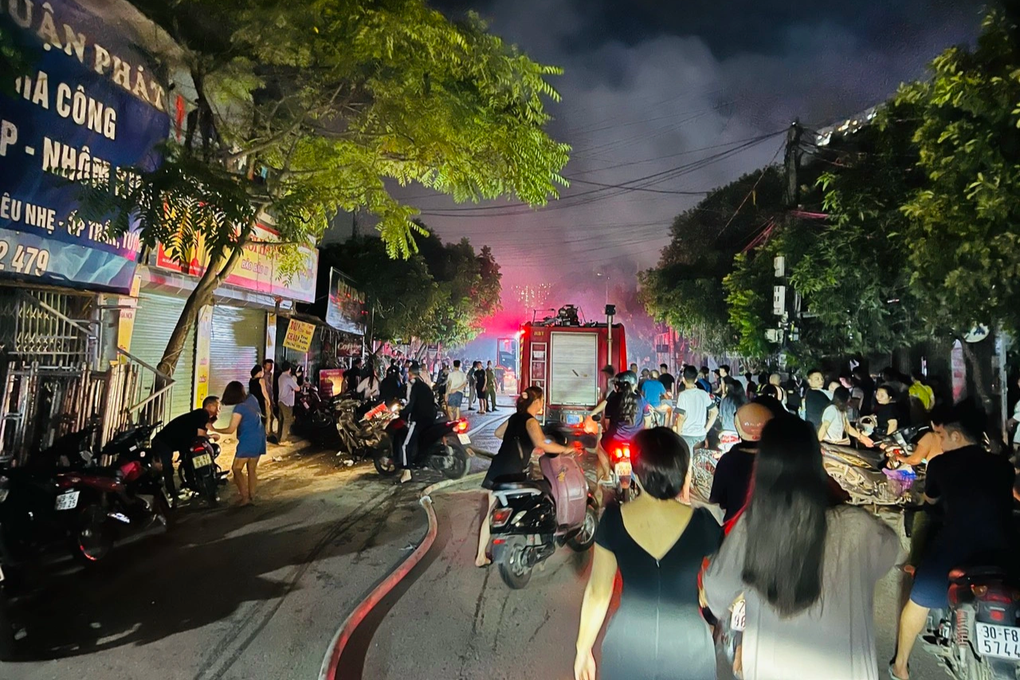 Cháy 4 nhà dân tại cổng khu công nghiệp Vĩnh Tuy ở Hà Nội - 3 Cháy 4 nhà dân tại cổng khu công nghiệp Vĩnh Tuy ở Hà Nội - 3