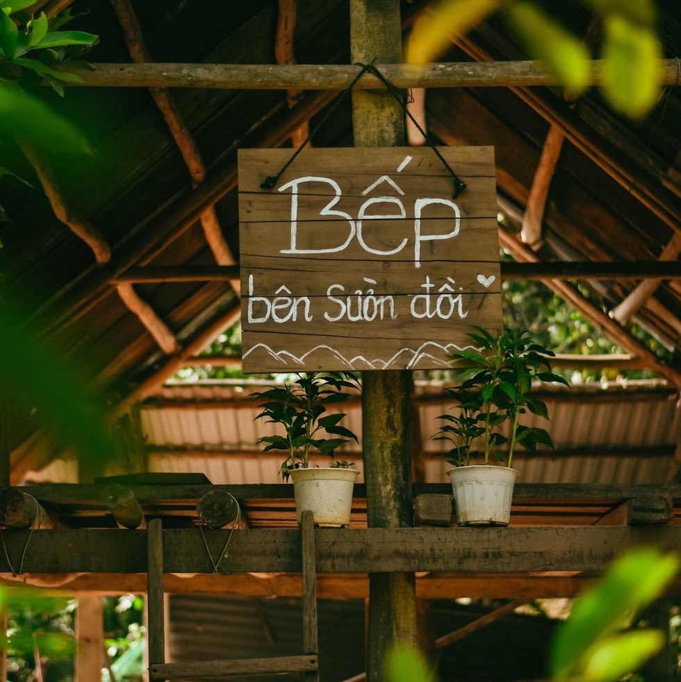 Bỏ phố về quê, hai chàng trai bán tài sản xây căn bếp hút triệu lượt xem - 4